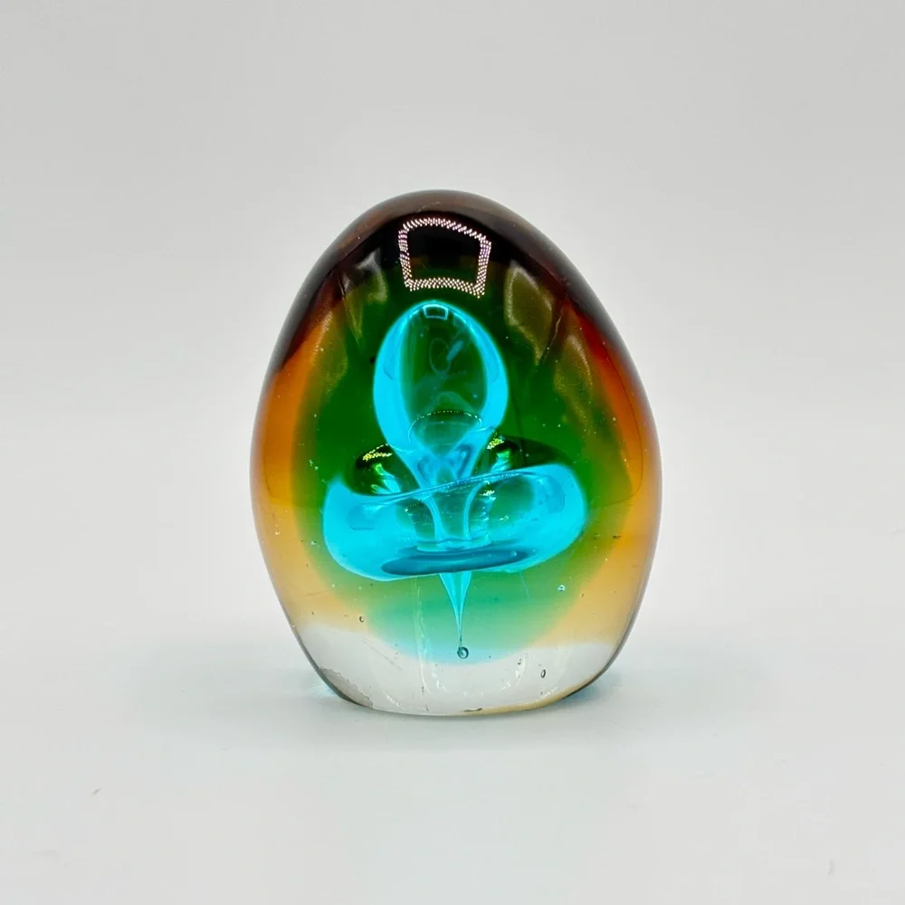 This is a vintage Murano-style egg-shaped art glass paperweight. - Picture 4 of 5